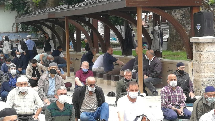 Corona virüsü salgını tedbirleri kapsamında kapatılması gereken Ulu Camii’ndeki şadırvanların açık olduğu görüldü. (FOTO: Halil ATAŞ / SÖZCÜ)
